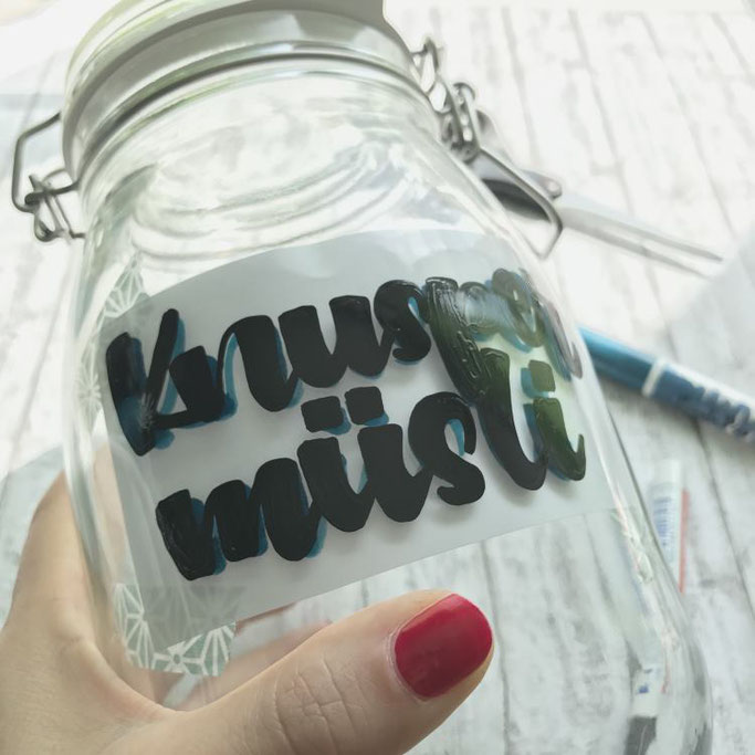 DIY Anleitung für ein Knuspermüsli Glas mit Lettering - Wort auf der Innenseite des Glases nachzeichnen