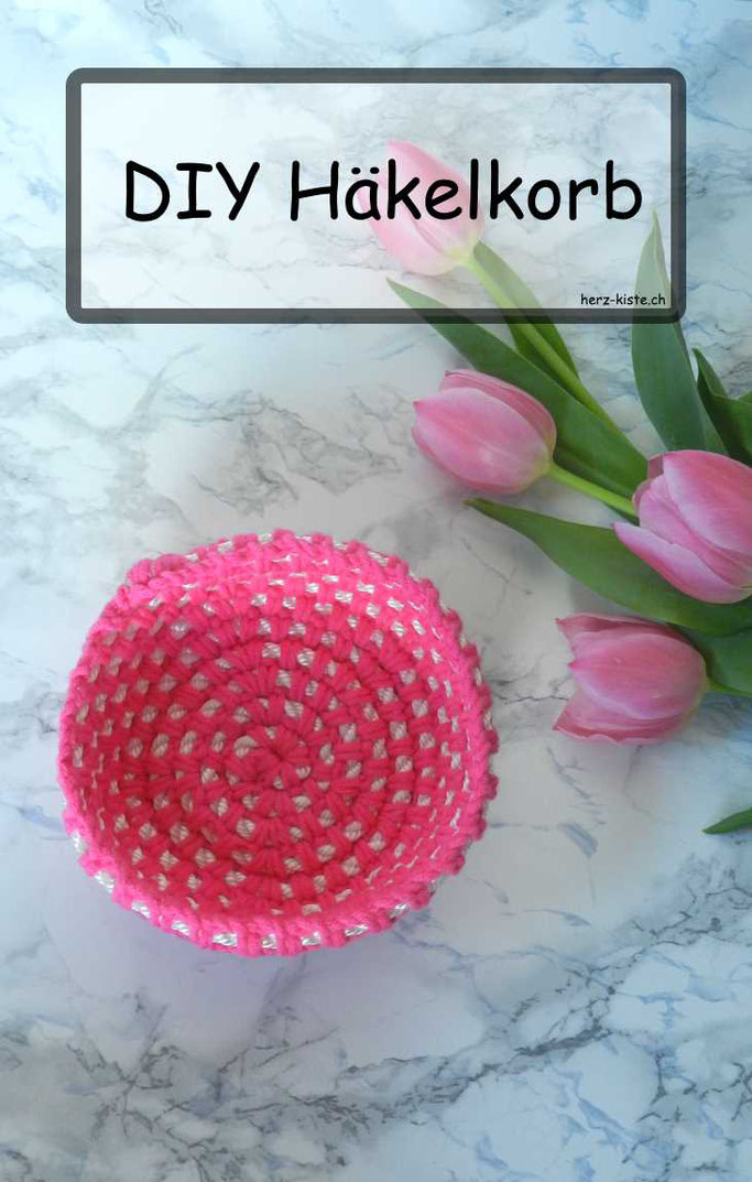 DIY Anleitung: Mit einem Seil und Wolle ein Häkelkörbchen häkeln. So ein Häkelkorb ist eine tolle Verpackungsidee für kleine Geschenke oder kann als Dekoration aufgestellt werden.