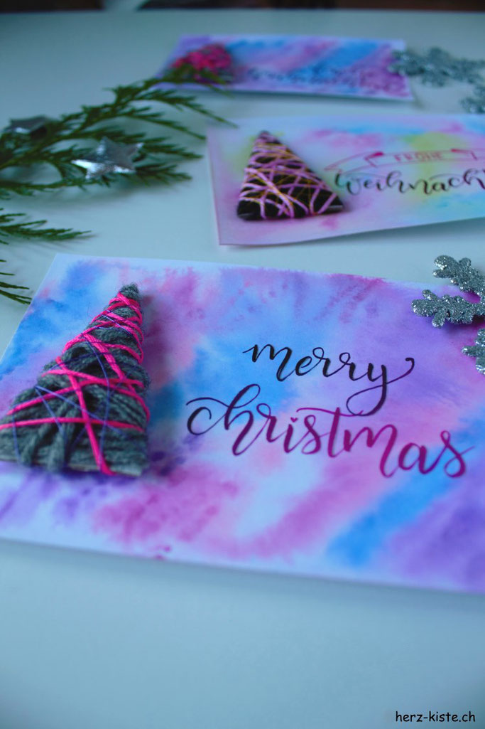 DIY Weihnachtskarte selbermachen: Einen Tannenbaum mit Wolle umwickeln für deine nächste Weihnachtskarte. Anleitung und Inspiration gibts auf www.herz-kiste.ch