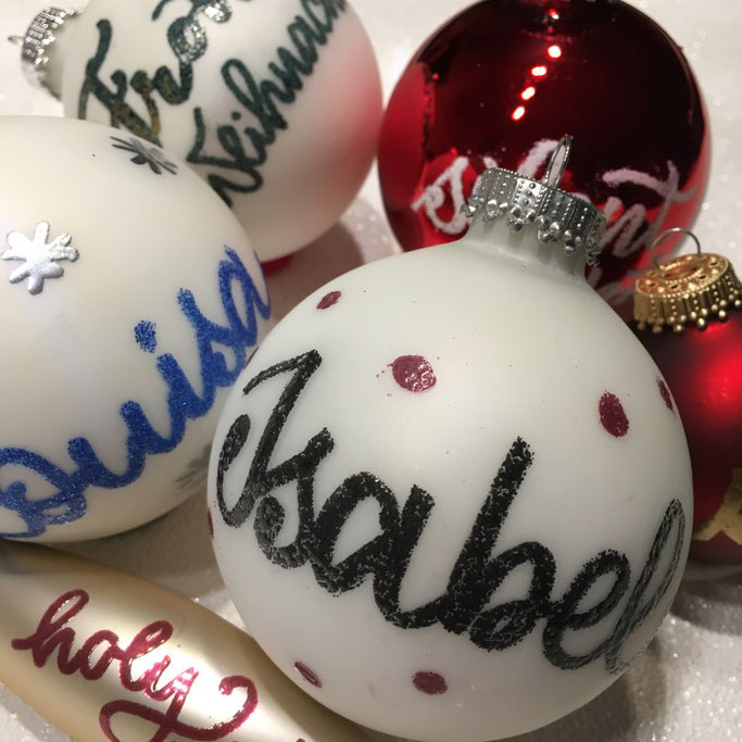 Weihnachtliche DIY Lettering Anleitung: Mit Embossing deine Weihnachtskugeln verzieren