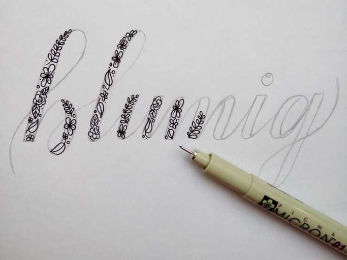 Letter Lovers frauleinausten: Anleitung Faux Calligraphy mit Blumen