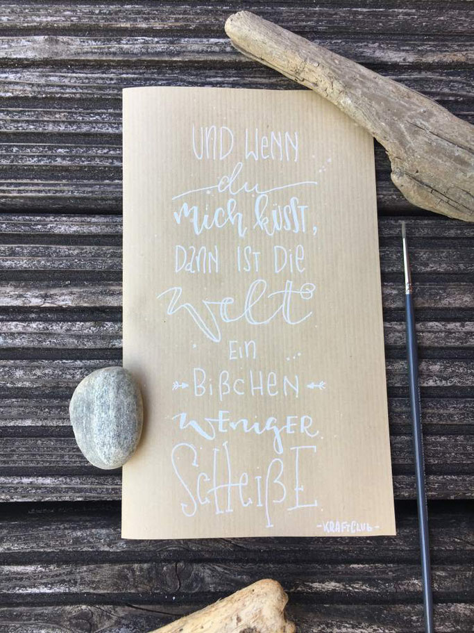 Handlettering Zitat Kraftclub: Und wenn du mich küsst, dann ist die Welt ein bisschen weniger Scheisse (Letter Lovers herzimbauch)