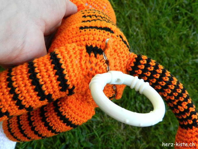 Amigurumi als Musikdose brauchen: mit Druckknöpfen damit man das Häkeltier waschen kann
