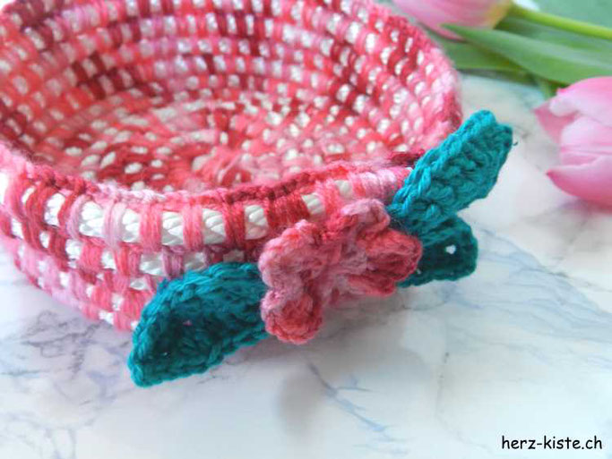 DIY Häkelkorb aus Wolle und Seil mit einer Blume