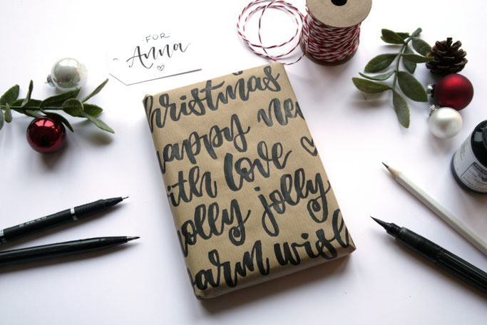 DIY Anleitung: Mit Handlettering ein Geschenk schön verpacken - aufs Packpapier viele Worte schreiben