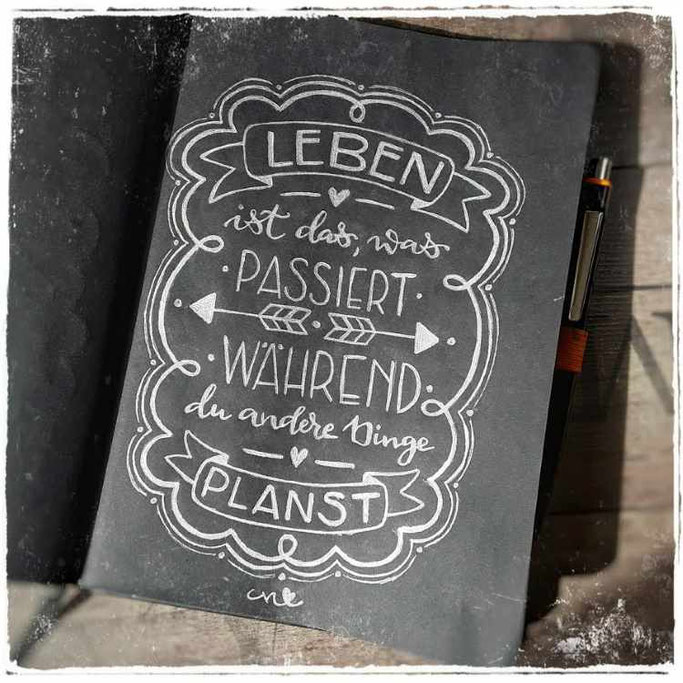 Letter Lovers mit.caro.und.herz: Lettering Spruch: Leben ist das, was passiert, während du andere Dinge planst.