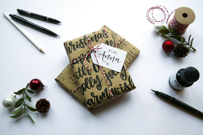 Anleitung: Geschenke hübsch verpacken mit Handlettering - DIY Idee mit Tutorial von lettering_by_mj für die Letter Lovers