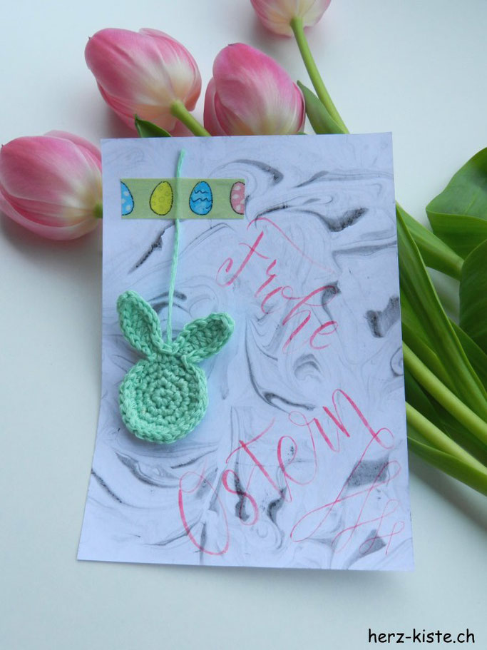 DIY Idee zu Ostern: Karte mit Handlettering und einem Häkelhasen verschicken