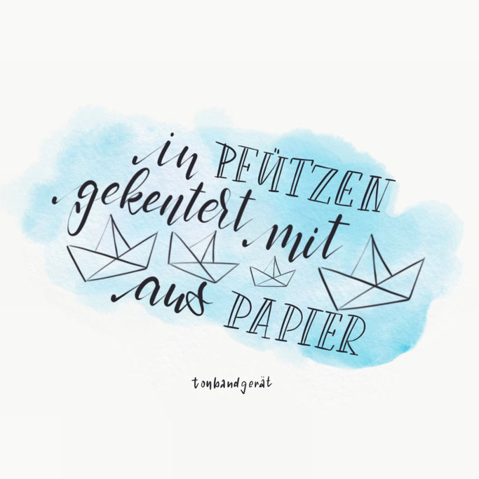 iPad Lettering - in Pfützen gekentert mit Booten aus Papier - Tonbandgerät (Letter Lovers cornlandart)