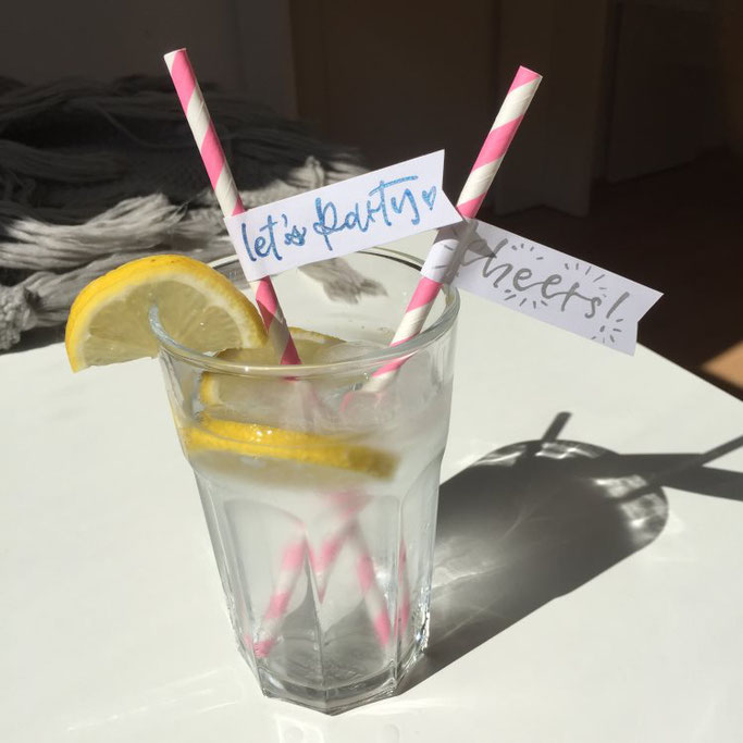 DIY Anleitung für eine Strohhalm Deko mit Lettering - tolle Idee für die nächste Sommerparty (Letter Lovers somelovelyletters)