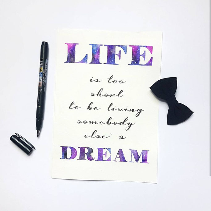 Handlettering mit Galaxylettering: Life is too short to be living somebody else's dream (Lettering by fraeulein_flausch für die Letter Lovers)