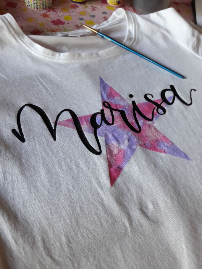 Anleitung für Lettering auf T-Shirt - Marisa mit Farbklecks