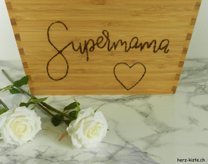 DIY Geschenkidee zum Muttertag: Supermama als Lettering auf einem Holztopf mit einem Brandkolben