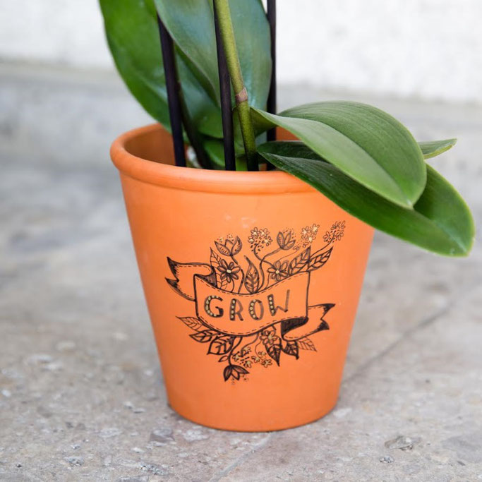 Letter Lovers photo.aloha: Handlettering Grow auf einem Blumentopf