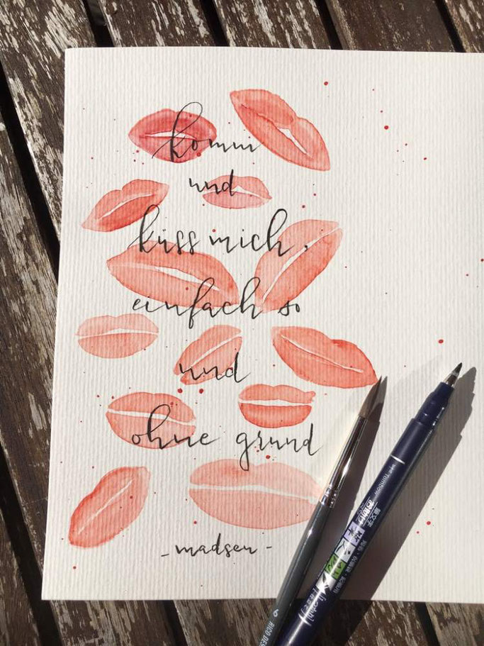 Handlettering Zitat madsen: Komm und küss mich, einfach so und ohne Grund. (Letter Lovers herzimbauch)