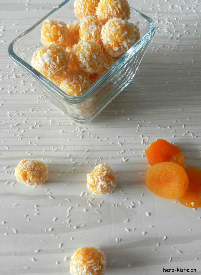 Rezept: Gesund und lecker naschen dank Aprikosen-Kokos Pralinen