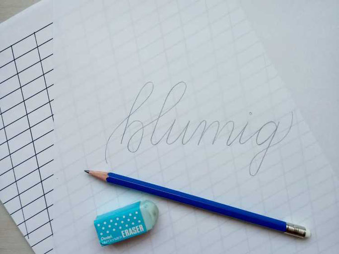 Letter Lovers frauleinausten: Anleitung Faux Calligraphy mit Blumen - Skizze