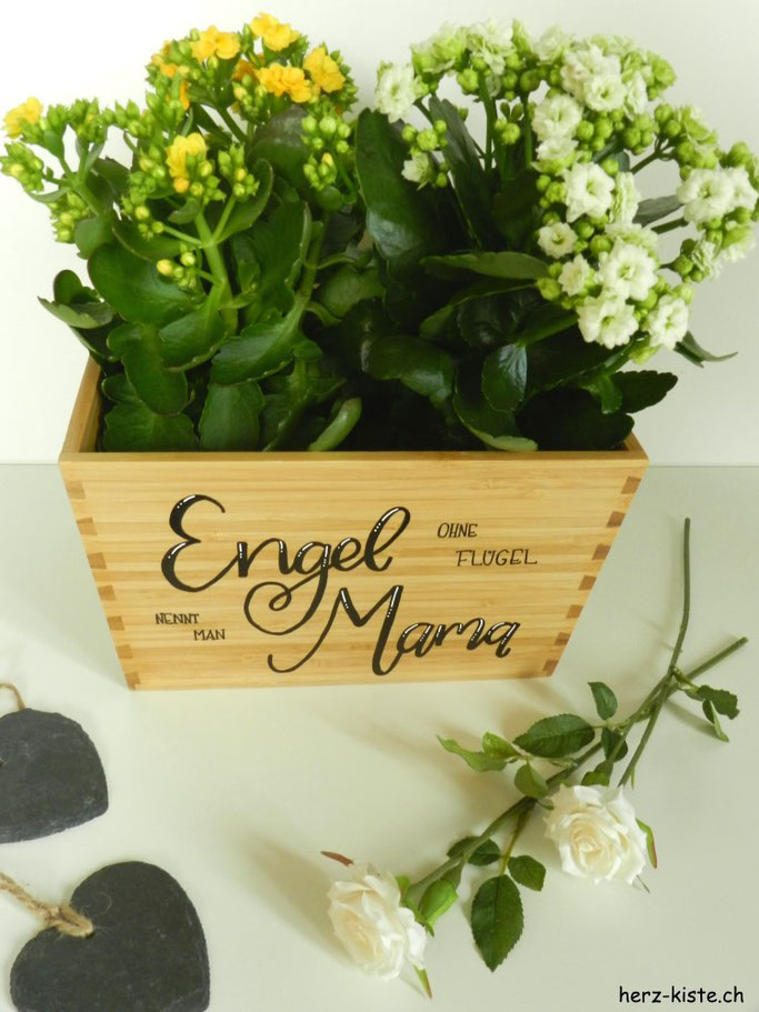 eine einfache DIY Geschenkidee zum Muttertag: Einen holzigen Blumentopf mit wasserfesten Filzstiften belettern. Spruch: Engel ohne Flügel nennt man Mama