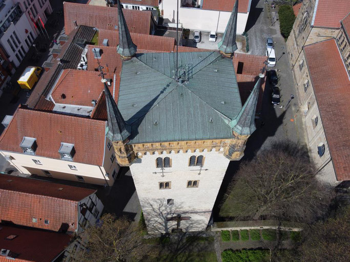 Anflug mit der Drohne auf den Marienturm, neben der Marienkirche