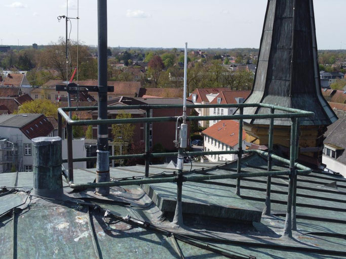 Dort an der Brüstung ist der Lorix-Gateway mit seiner ca. 70 cm langen Antenne befestigt, geerdet und einem Blitzschutz versehen.