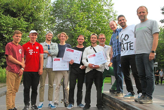 v. r.: Stadtjugendpfleger Ansgar Westmark, Moderator René Günther sowie Oliver Prinz und Jürgen Rüsel aus dem VFJ-Vorstand neben den 3 Erstplatzierten: Jost Arens (2. Platz),  Floh Westers (1. Platz) und Tabo Löchelt (3. Platz) - Foto: Beate Trautner/WN