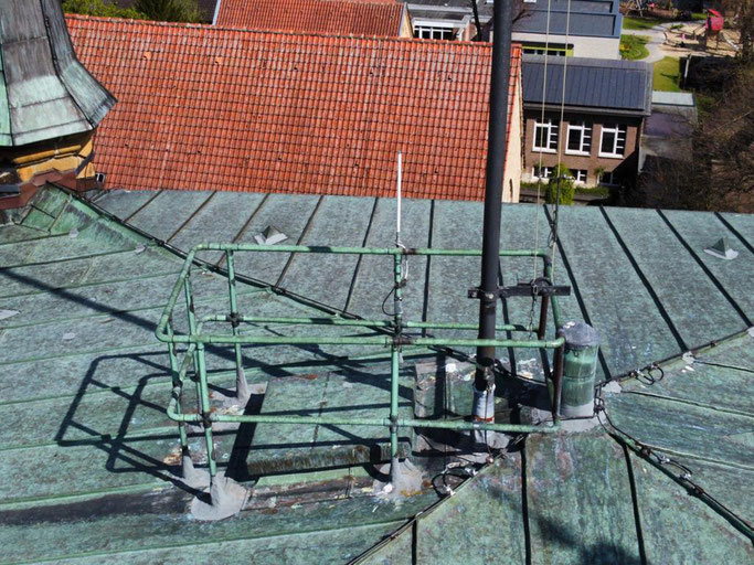 Oben auf dem pyramidenartigen Plateau ist ein Ausstieg, um bspw. zu festlichen Anlässen eine Fahne zu hissen.