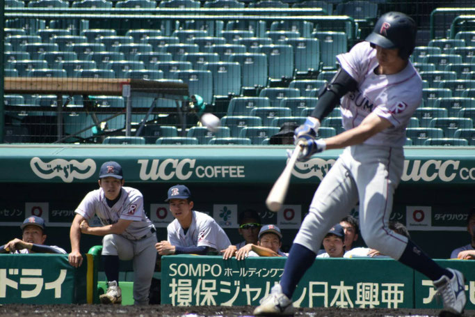 初回、史上28人目となるリーグ戦通算100安打を達成した辰己