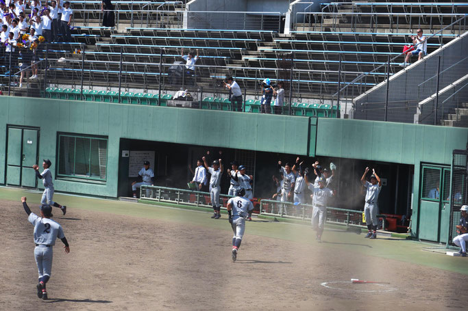 5回に2点を奪い、湧き上がる関大ベンチ