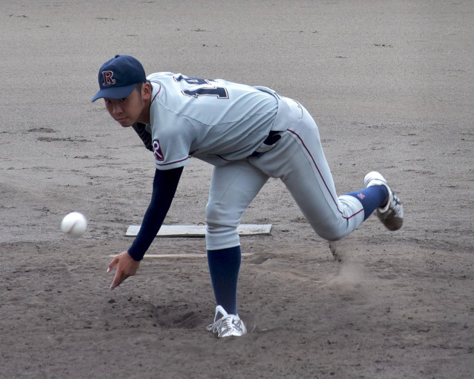 リーグ戦初登板となった高井は暴投で1点を失うも、以後は落ち着いた投球を見せた