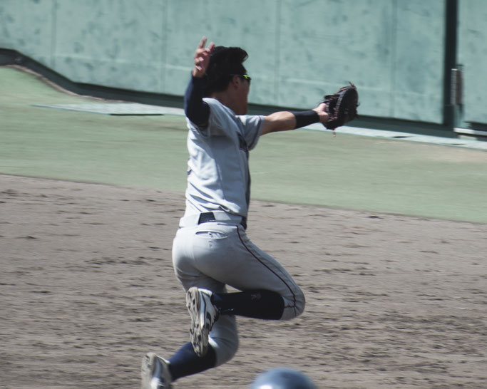 5回、1イニング3回目のスクイズの試みは一塁手・百田が好守で阻んだ