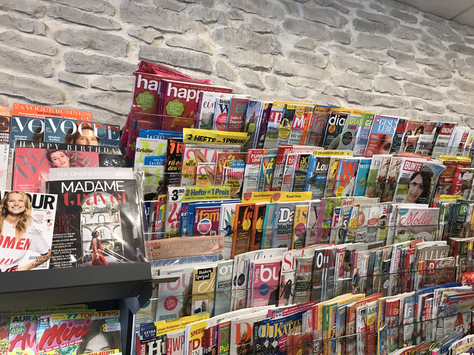 Happinez Zeitschrift mit Heldenreise Artikel im Regal