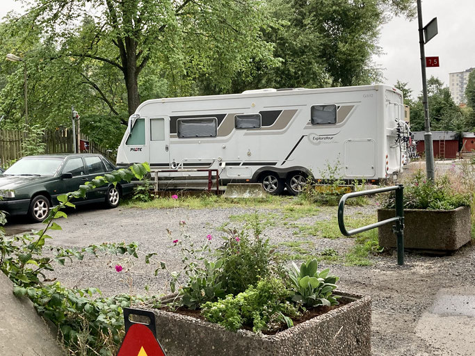 Grosses Wohnmobil auf einem Campingplatz