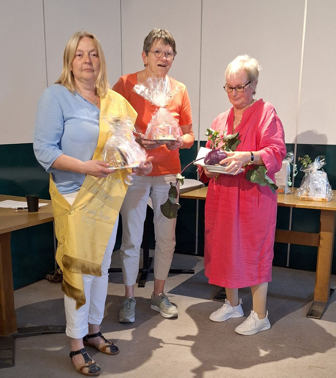 Bienenkönigin 2025 Silke Kolster, Renate Sachau und Rosemarie Simons