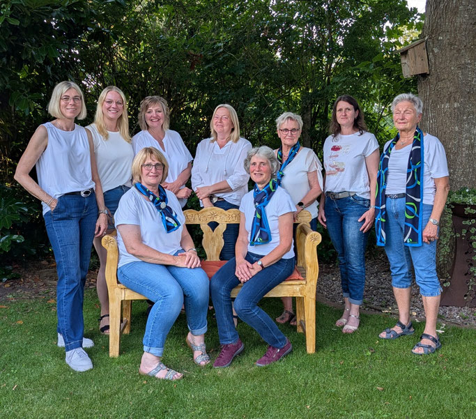 Unser Vorstand: Ute, Katharina, Rosi, Silke, Silvia, Monika, Gerda (Mecki), vorne sitzend: Magret und Heike