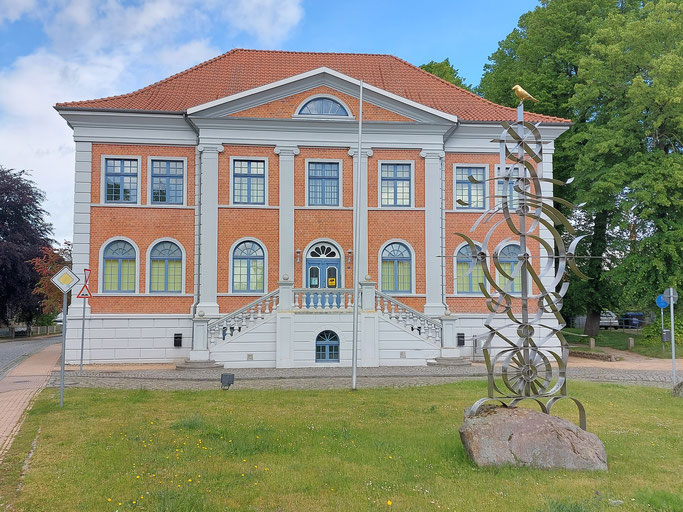 ehemaliges Amts- bzw. Rathaus mit der "Grevesmühlen-Plastik"