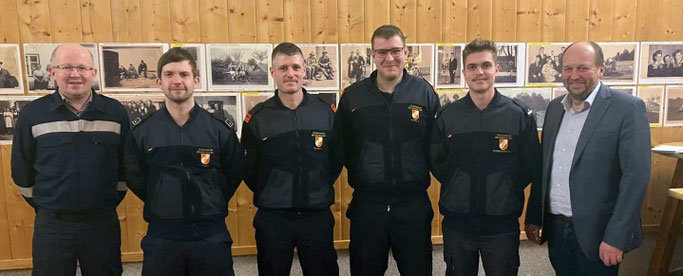 von links nach rechts: ehemaliger Verwalter-Stellvertreter Wilhelm Sigl, Verwalter Fabian Klinger, Kommandant Thomas Praher, Kommandant-Stellvertreter René Hahn, neuer Verwalter-Stellvertreter Florian Schwarzinger, Bürgermeister Andreas Maringer