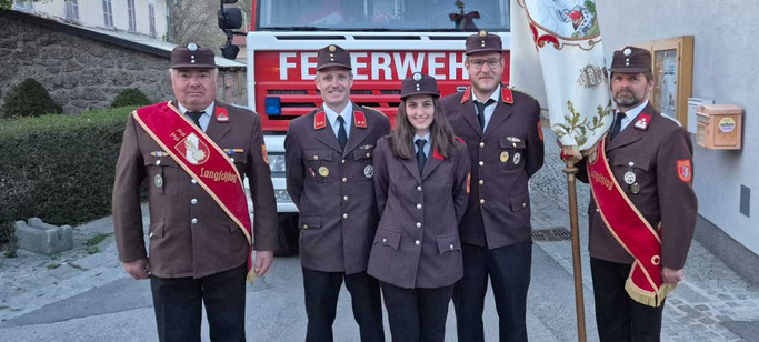 Unsere neue Kameradin Jasmin Wopelka mit dem Kommando der FF Bruderndorf und den Fahnenträgern der Florianifeier