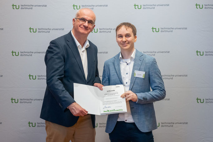 Übergabe der Förderurkunde für zwei Deutschlandstipendien für das akademische Jahr 2025/26 an fabcing-Vorstand Dominik Aubel durch den Rektor der TU Dortmund Prof. Bayer.