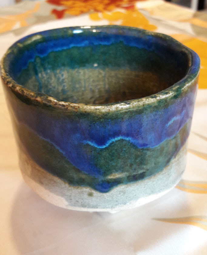 vase ou bol en céramique bleu avec superposition de couleur pour effet