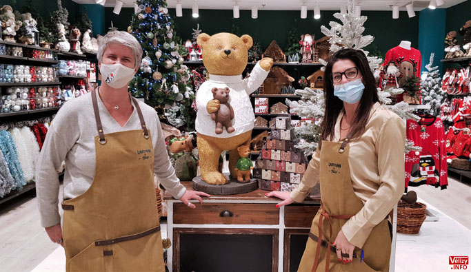 Pauline et Léa posent fièrement avec leur tablier d'artisan.