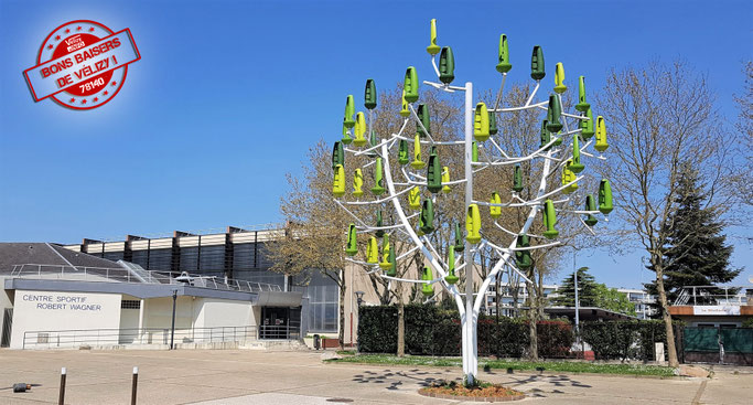 L’Arbre à vent de Vélizy-Villacoublay est un système de production d’électricité dont chaque « feuille » est une mini éolienne fixée sur des troncs et branches en acier.