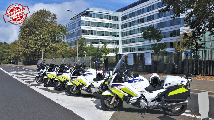 Plusieurs unités de la Police Nationale sont installées à Vélizy-Villacoublay dont la Direction zonale des Compagnies Républicaines de Sécurité d’Île-de-France et la CRS 1 spécialisée dans la protection des hautes personnalités.
