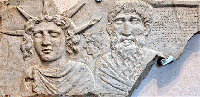 Plaque votive consacrée au Soleil Invaincu représentant le dieu Soleil couronné de rayons solaires, la déesse de la Lune portant un croissant sur ses cheveux et un vieil homme, peut-être Jupiter Dolichenus.
