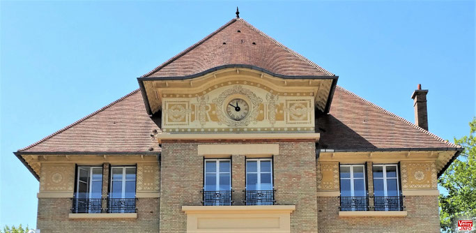 L'horloge de l'hôtel de Police de Vélizy-Villacoublay.