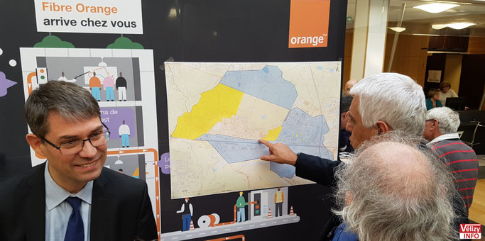 Jean-Bernard Dognon, directeur projet Ftth chez Orange, présente la carte du déploiement de la fibre à Vélizy-Villacoublay. © Vélizy Info
