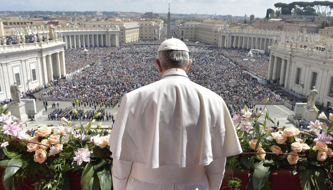 Le pape François s’adresse aux fidèles Place Saint-Pierre à Rome.