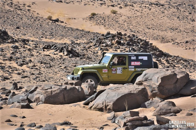 La Jeep Wrangler de la Team 118, aussi à l'aise dans le sable que sur les rochers.