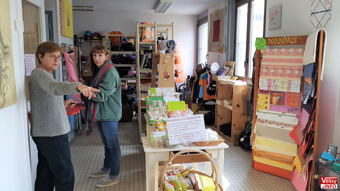 Les bénévoles de l'association Flûtes à bec & Cannes à pêches terminent l'installation de la ressourcerie de Vélizy.