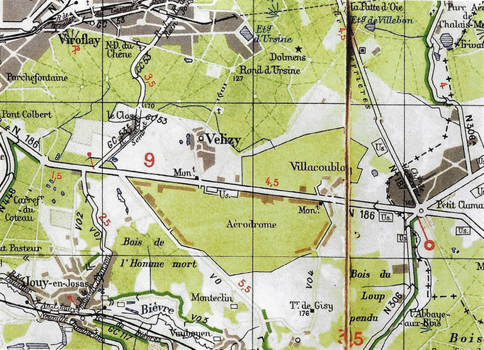 Comme le montre la carte Michelin de 1945 l'aérodrome est alors constitué de deux parties de part et d'autre de la RN 186.