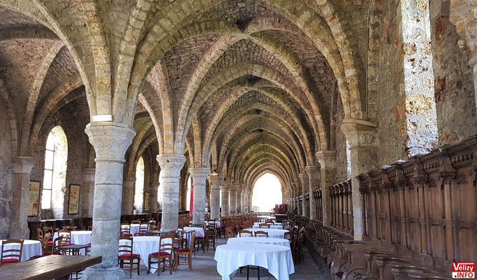 Salles des moines aux deux travées voûtées en arêtes d’ogives et colonnes aux chapiteaux de grès.